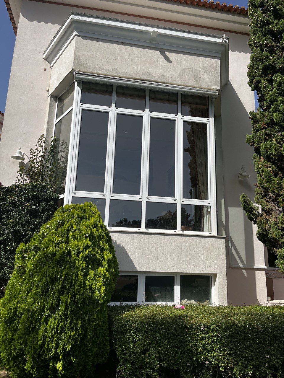Fachada da moradia de Sintra antes da renovação do envidraçamento