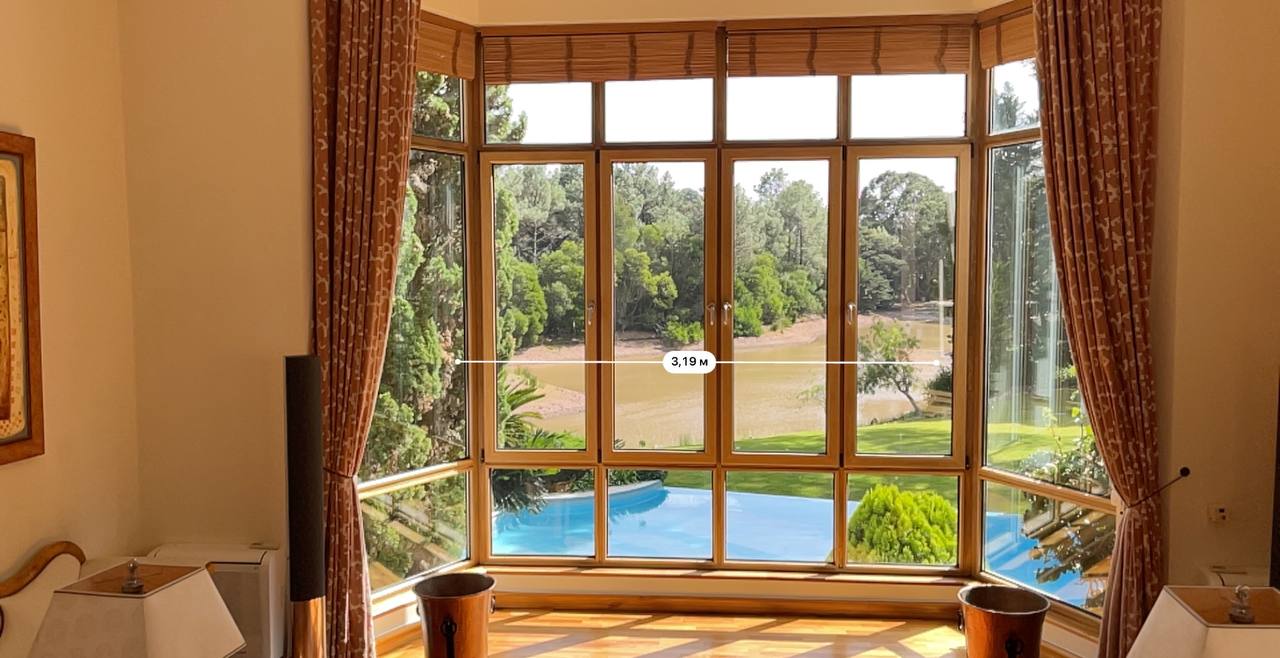 Interior da moradia em Sintra antes da renovação, com numerosos perfis verticais e horizontais